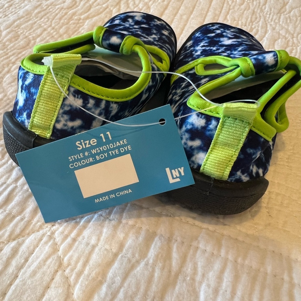 NWT Little kid size 11. Blue and Neon Green Water Shoes - Picture 5 of 6